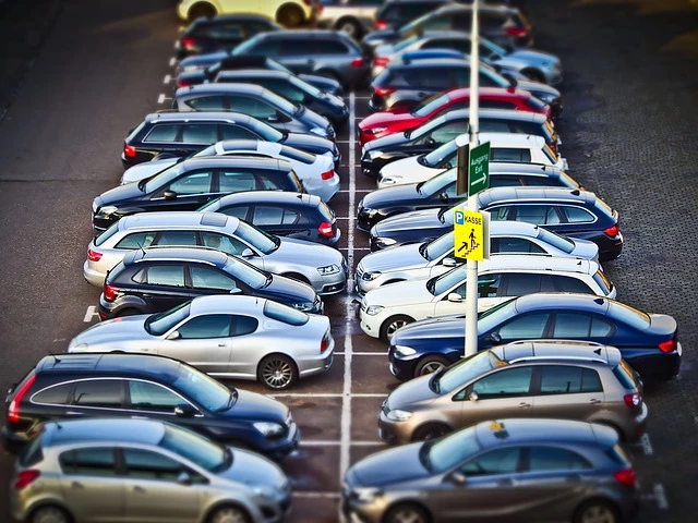 samochody na parkingu ustawione w dwóch rzędach 