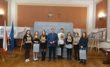 Na zdjęciu zwycięzcy konkursu wraz ze Starostą Adamem Kortą
