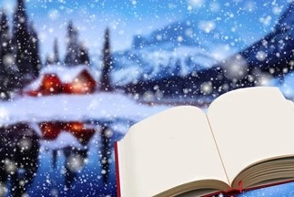 Na zdjęciu widoczna jest otwarta, niezapisana księga, w tle zimowy, śnieżny krajobraz.