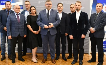 Na zdjeciu znajduje się 9 osób między innymi Adam Korta i Jan Balicki