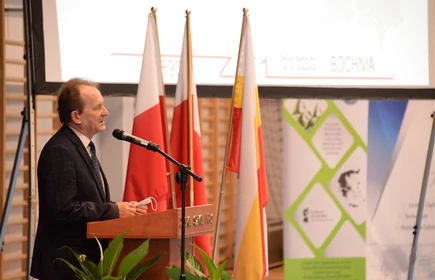 Wiceminister edukacji Włodzimierz Bernacki podczas przemówienia.