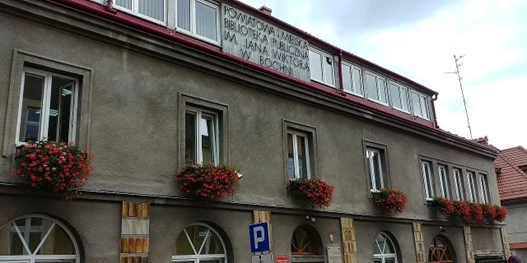 Na zdjęciu widać budynek Powiatowej i Miejskiej Biblioteki Publicznej w Bochni 
