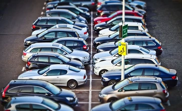 samochody na parkingu ustawione w dwóch rzędach