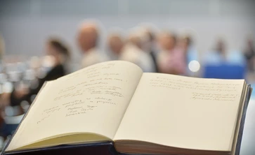 otwarta książka w tle rozmazany obraz ludzi