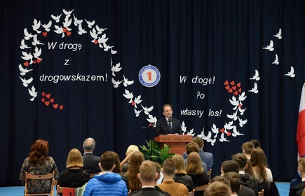 Na zdjęciu szanowni wicedyrektorzy Zespołu Szkół nr. 1 w Bochni w towarzystwie Wiceministra edukacji oraz Starosty bocheńskiego podzczas apelu.