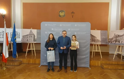 Na zdjęciu od lewej uczennica Natalia Bratek, starosta bocheński Adam Korta i uczennica Natalia Bratek.